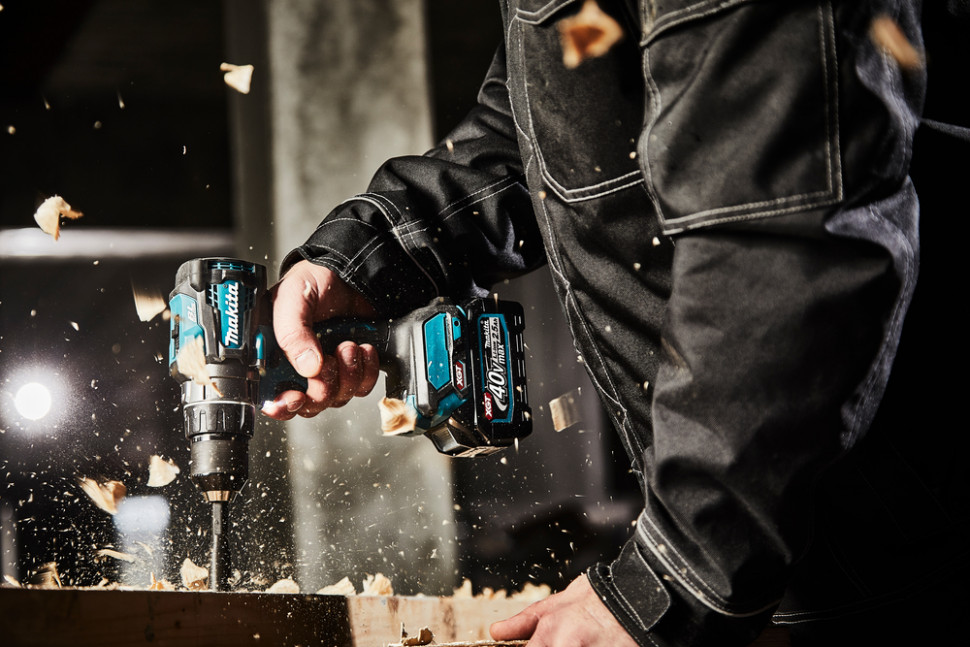 Аккумуляторная дрель-шуруповерт Makita XGT DF001GD201