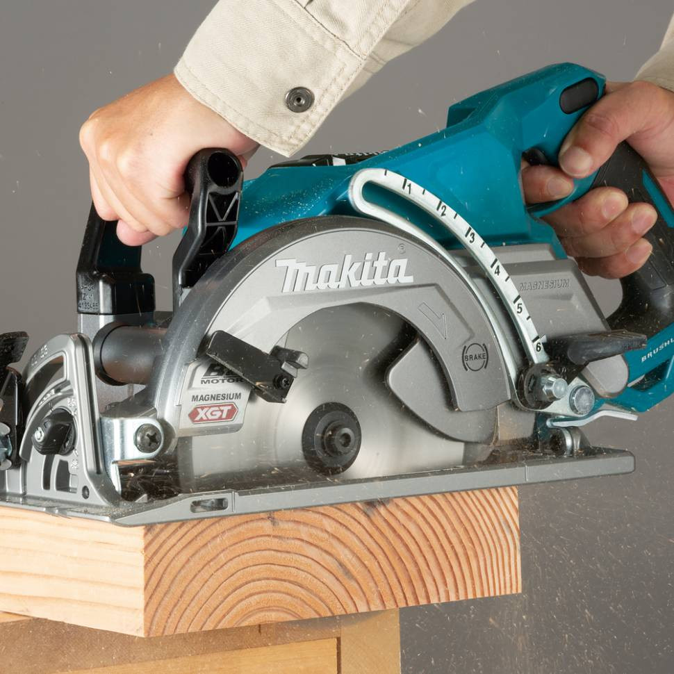 Аккумуляторная дисковая пила Makita XGT RS001GZ